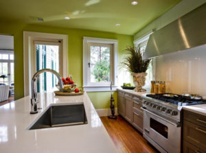 Зелёный-матовый-потолок-на-кухне